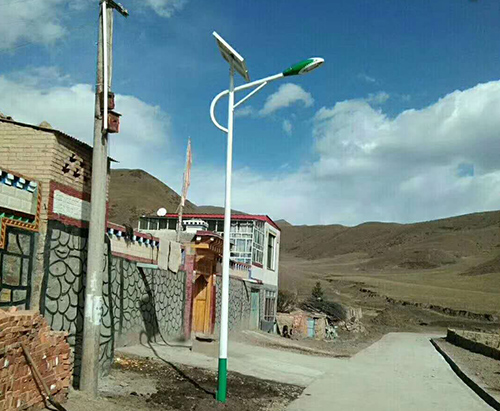 6米太陽(yáng)能路燈3（海螺臂）